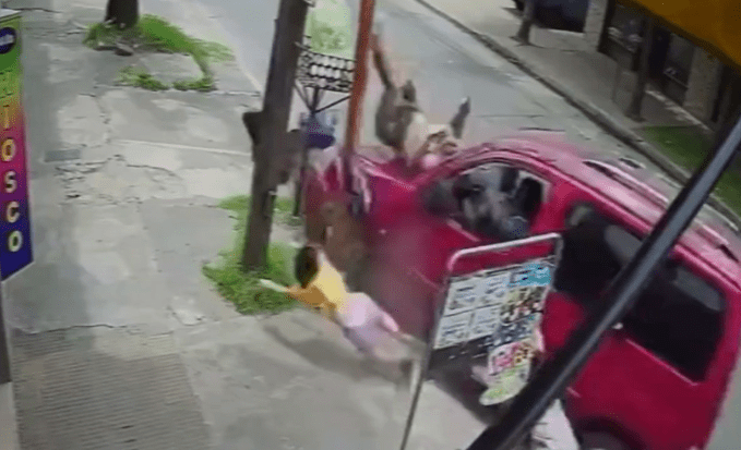 Una camioneta embistió a un hombre y sus dos hijas en Villa Luzuriaga: se salvaron de&nbsp;milagro