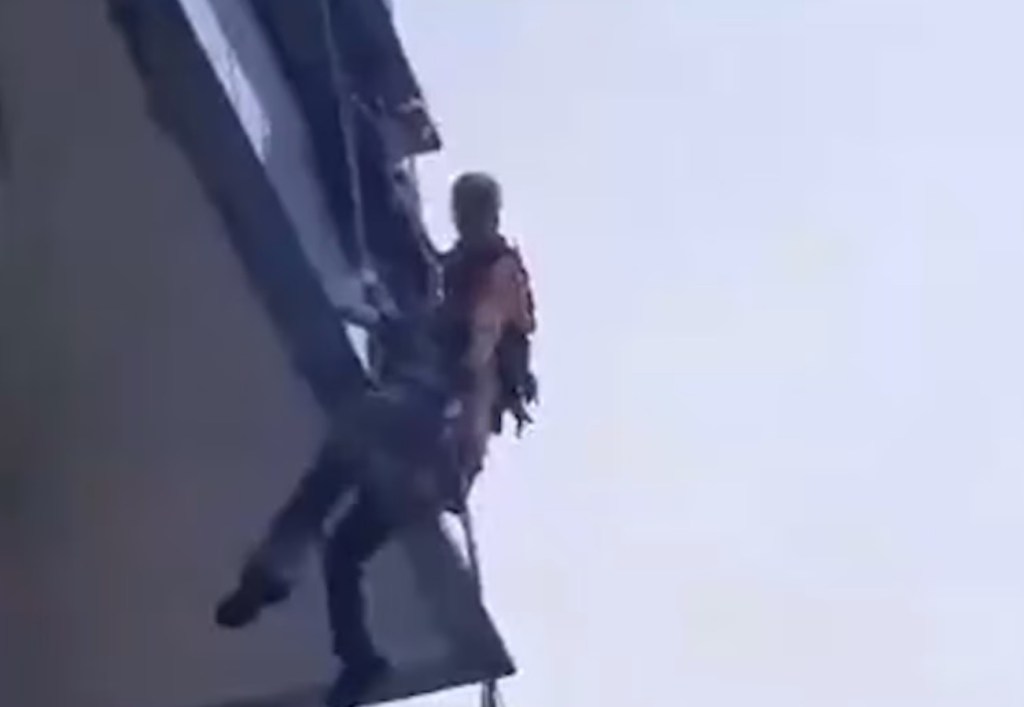 Dramático operativo de altura para salvar a un trabajador en pleno temporal&nbsp;porteño