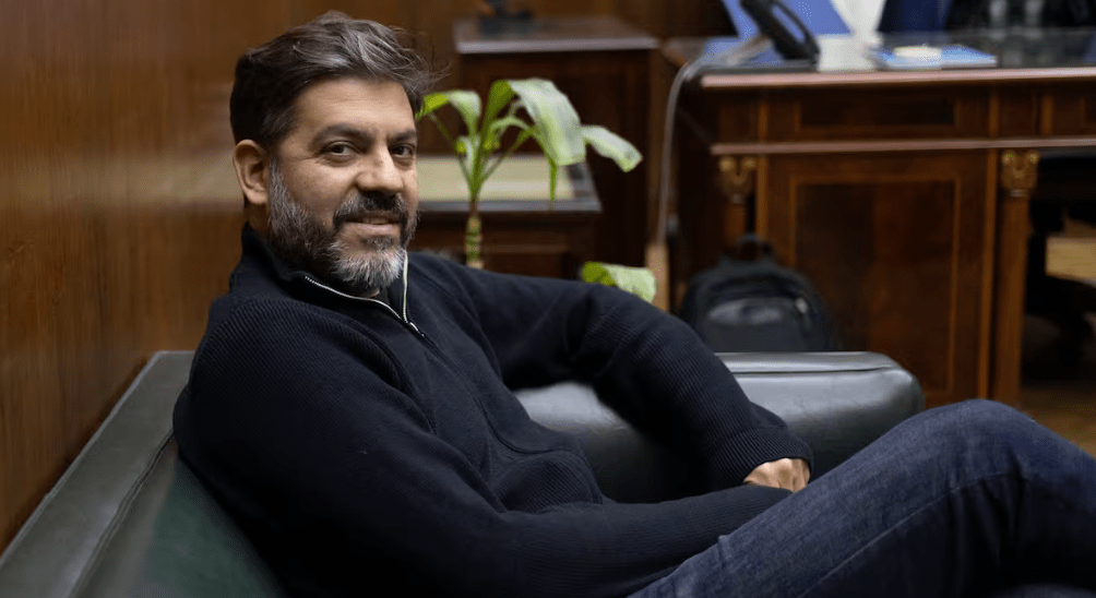 Carlos Bianco regresa al país tras ser operado de urgencia en Barcelona durante una gira&nbsp;oficial