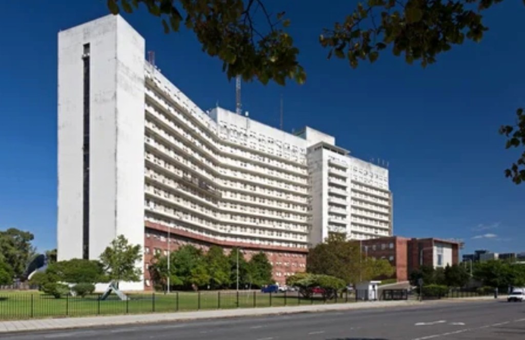 Un incendio en la sede de la Armada provocó una evacuación masiva y&nbsp;heridos