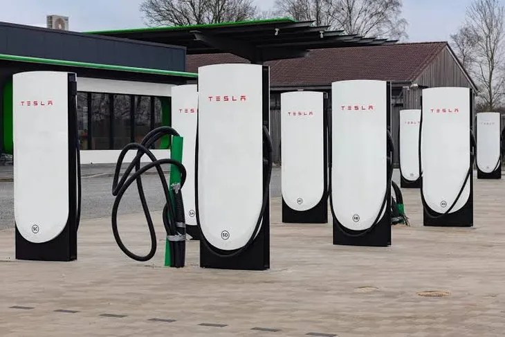 Alianza estratégica: YPF y Tesla firmaron un acuerdo para desarrollar una red de carga rápida en el&nbsp;país