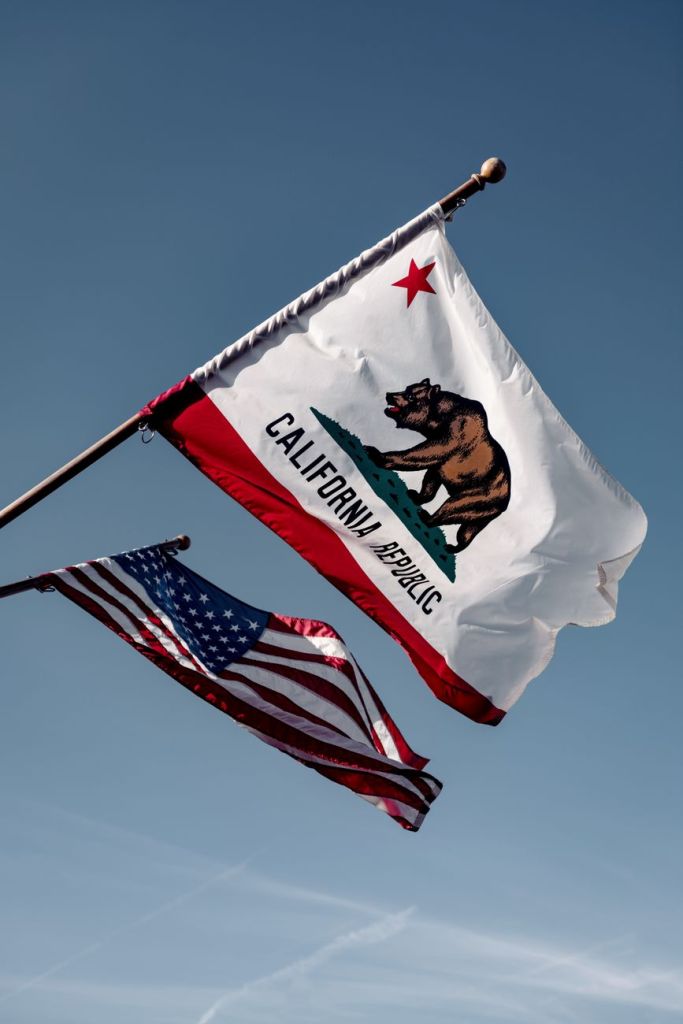 California debate gravar a multimillonarios tecnológicos para enfrentar recortes&nbsp;federales
