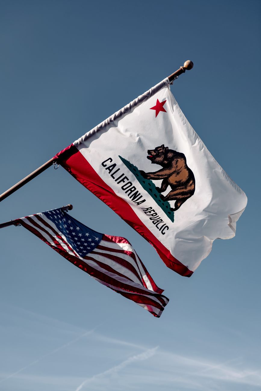 California debate gravar a multimillonarios tecnológicos para enfrentar recortes federales
